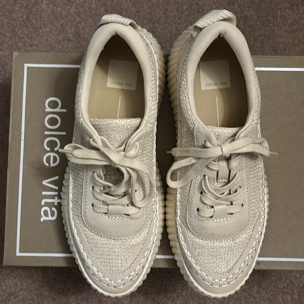 Dolce Vita sneaker Daran size 8 color ivory